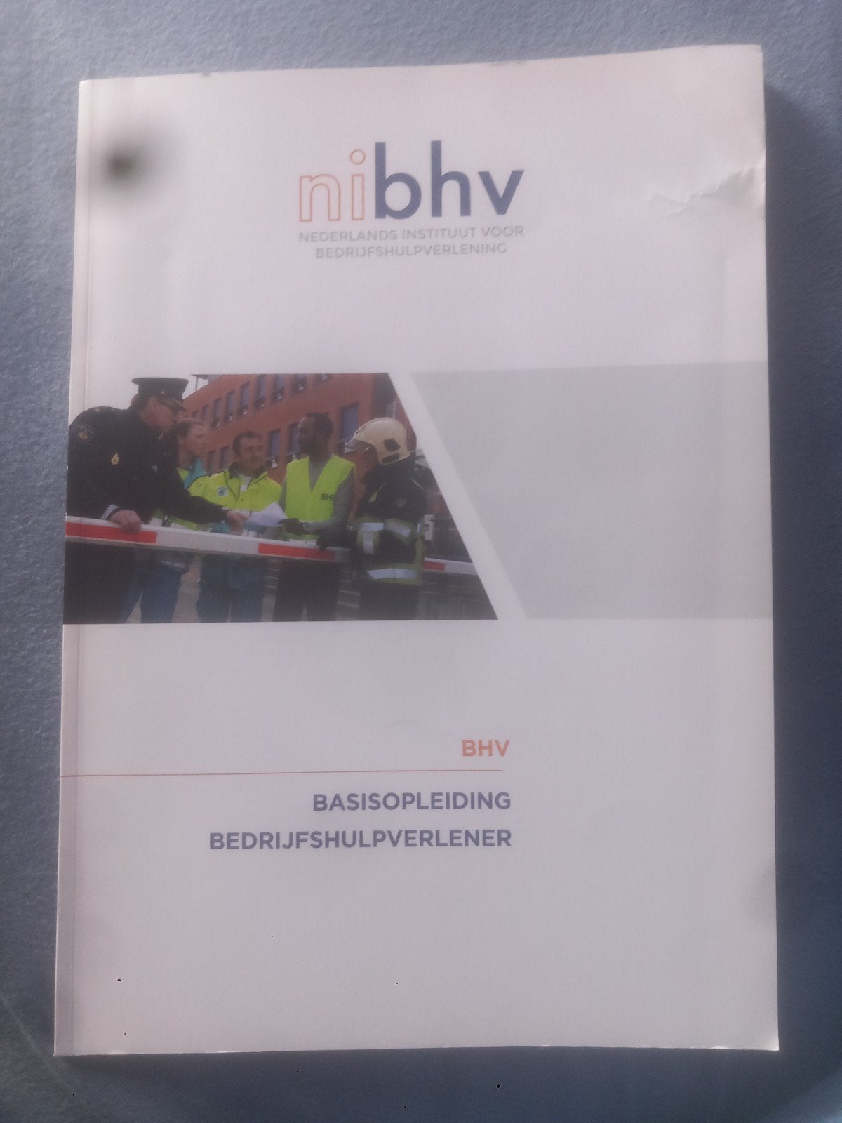 Basisopleiding BHV NIBHV - ISBN 978-94-9037, Ophalen of Verzenden, Gelezen, Overige niveaus, NIBHV