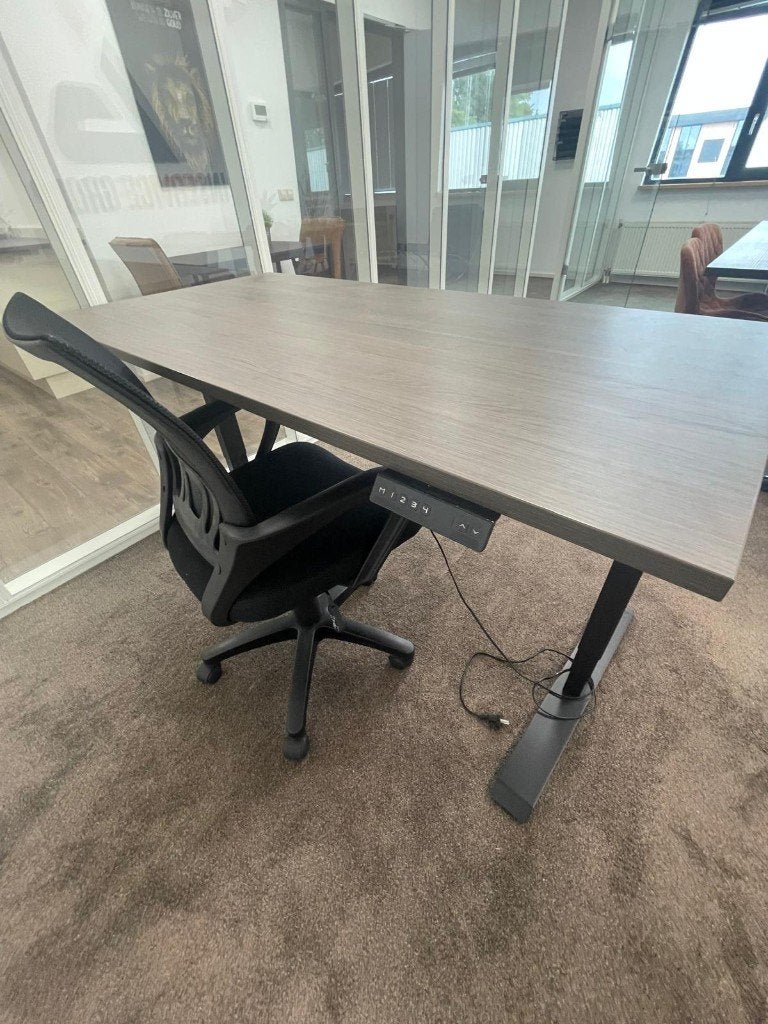 Elektrisch zit sta bureau met geheugenfunctie, 2 beschikbaar, Huis en Inrichting, Ophalen, Zit-sta bureau, 160 cm, Elektrisch