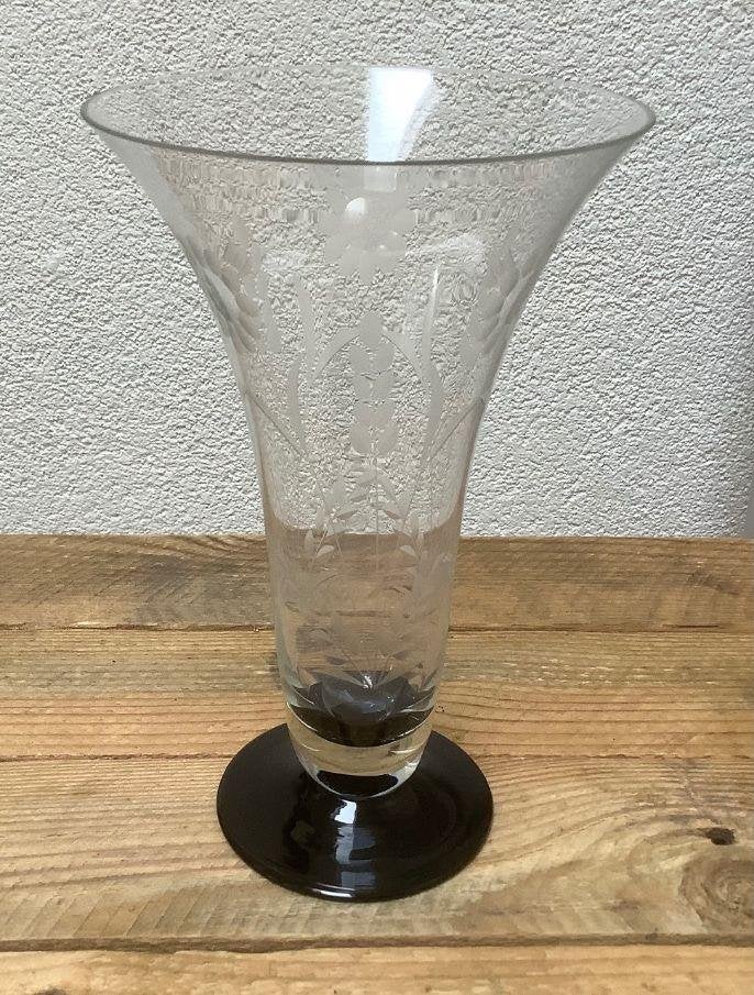 Prachtige gegraveerde glazen vaas met zwarte voet, Ophalen of Verzenden