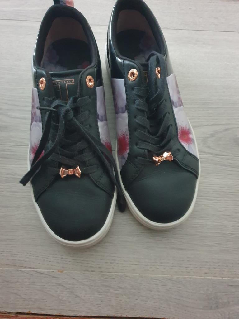Ted Baker sneakers met bloemenprint en strikjes, Zwart, Ophalen of Verzenden, Ted Baker, Sneakers of Gympen