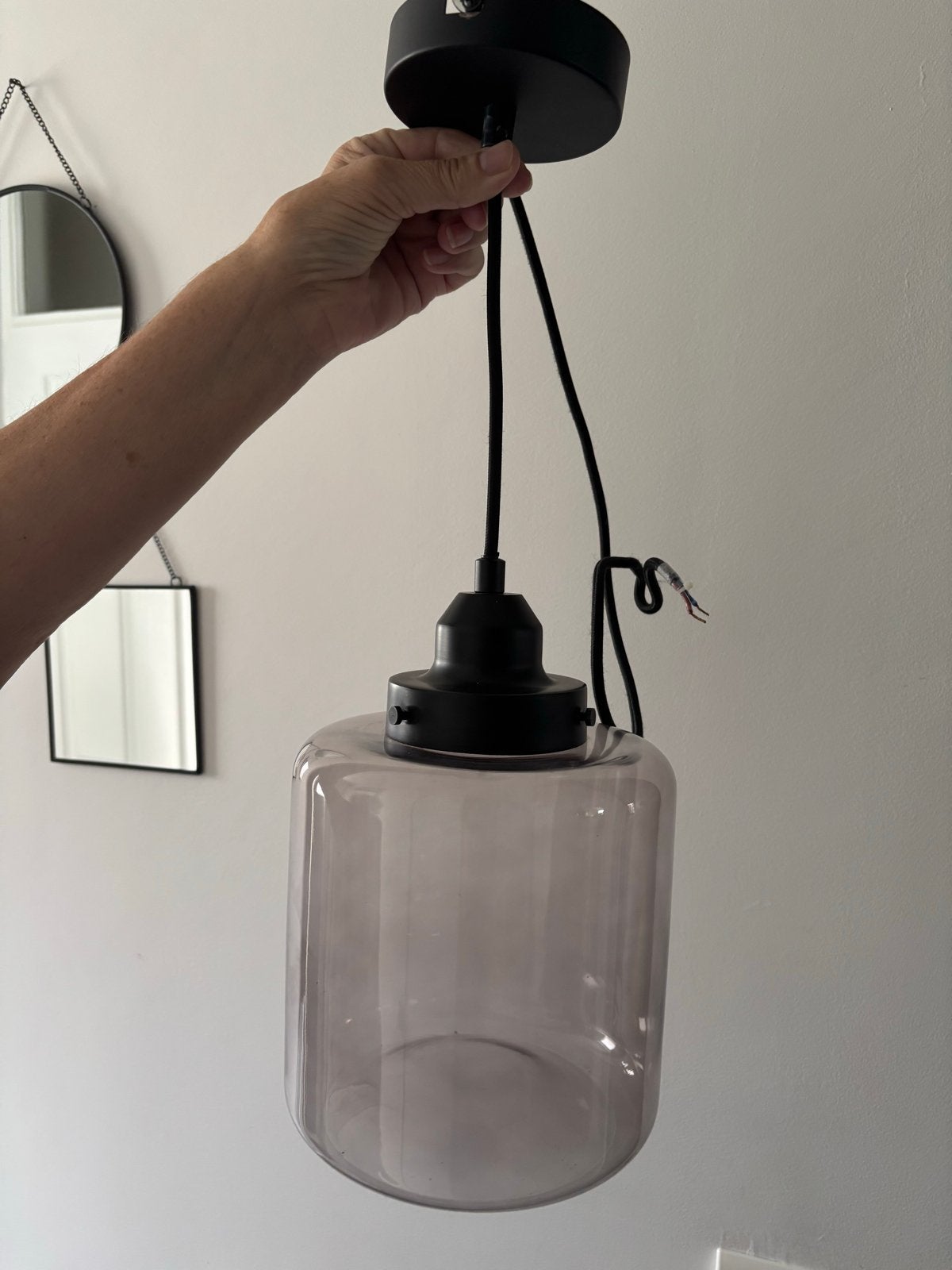 Moderne hanglamp met glazen kap - Zwart/Transparant, Huis en Inrichting, Lampen | Hanglampen, Ophalen, Zo goed als nieuw, Glas
