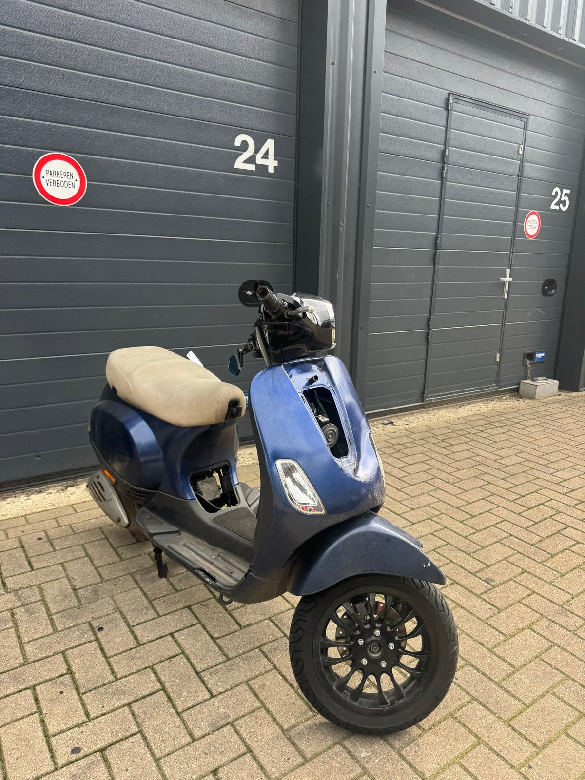 Vespa LX met schade - Motor loopt goed, geel kenteken, Gebruikt, Maximaal 45 km/u, Ophalen of Verzenden, Benzine