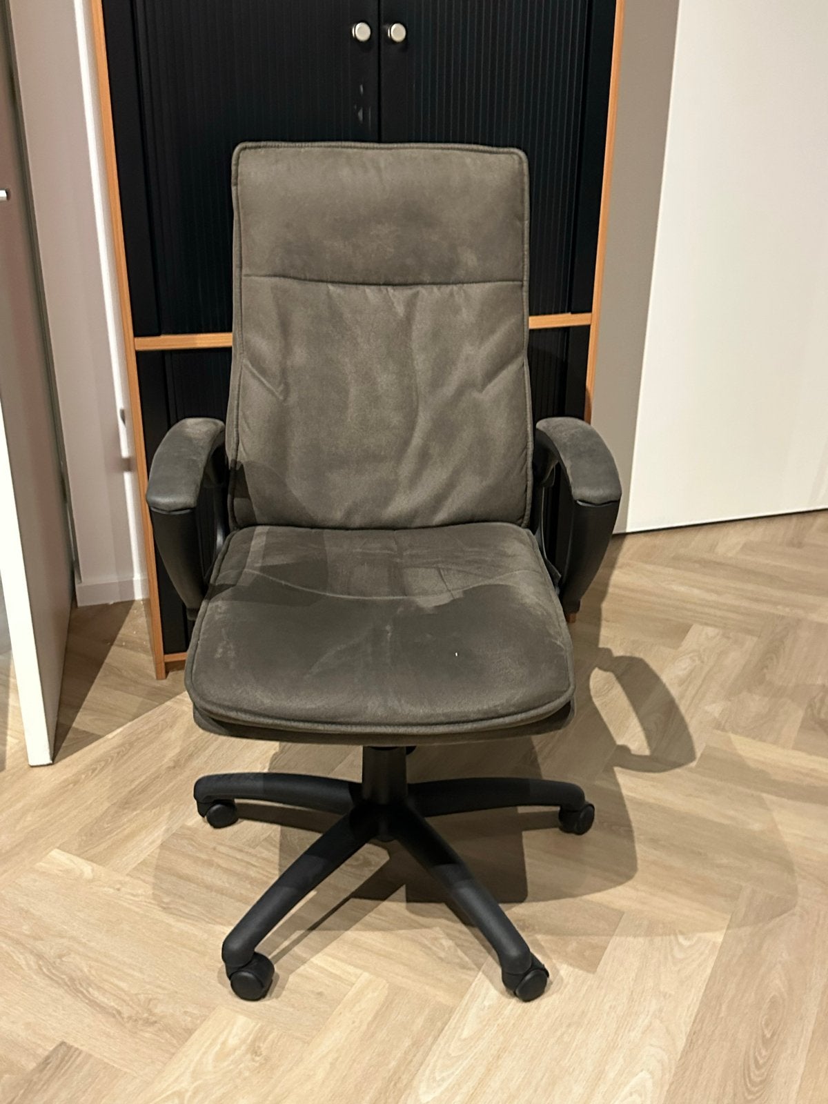 2 Leen Bakker bureaustoelen op wieltjes, bruingrijs suede lo, Ophalen, Gebruikt, Grijs, Bureaustoel