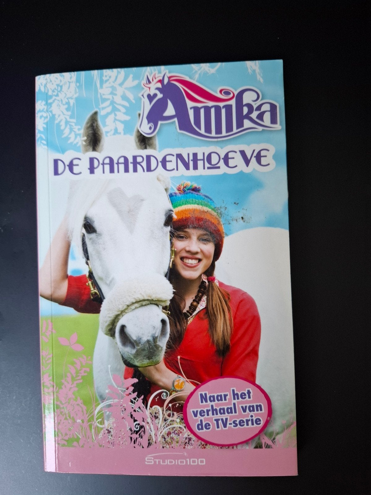 Amika: De Paardenhoeve - Naar het verhaal van de TV-serie, Ophalen of Verzenden, Gelezen, Studio 100, Fictie algemeen