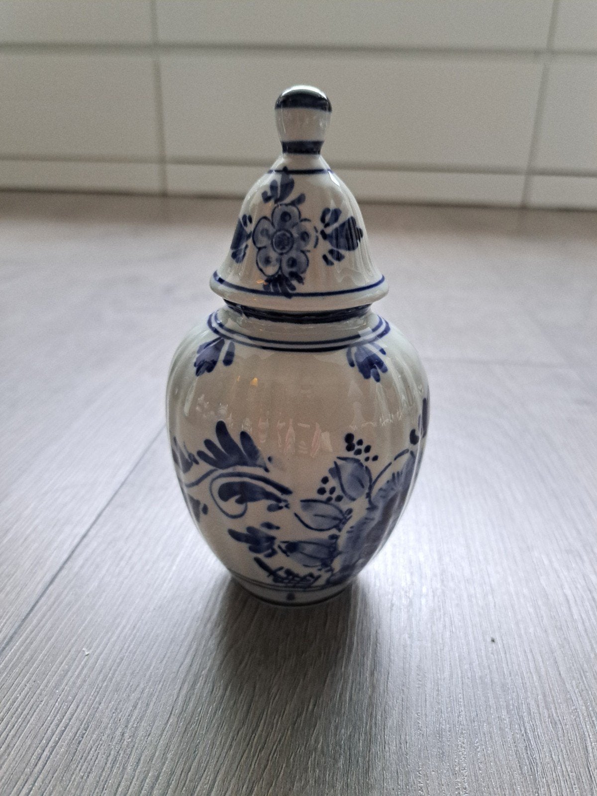 Delfstblauwe dekselpot, Ophalen