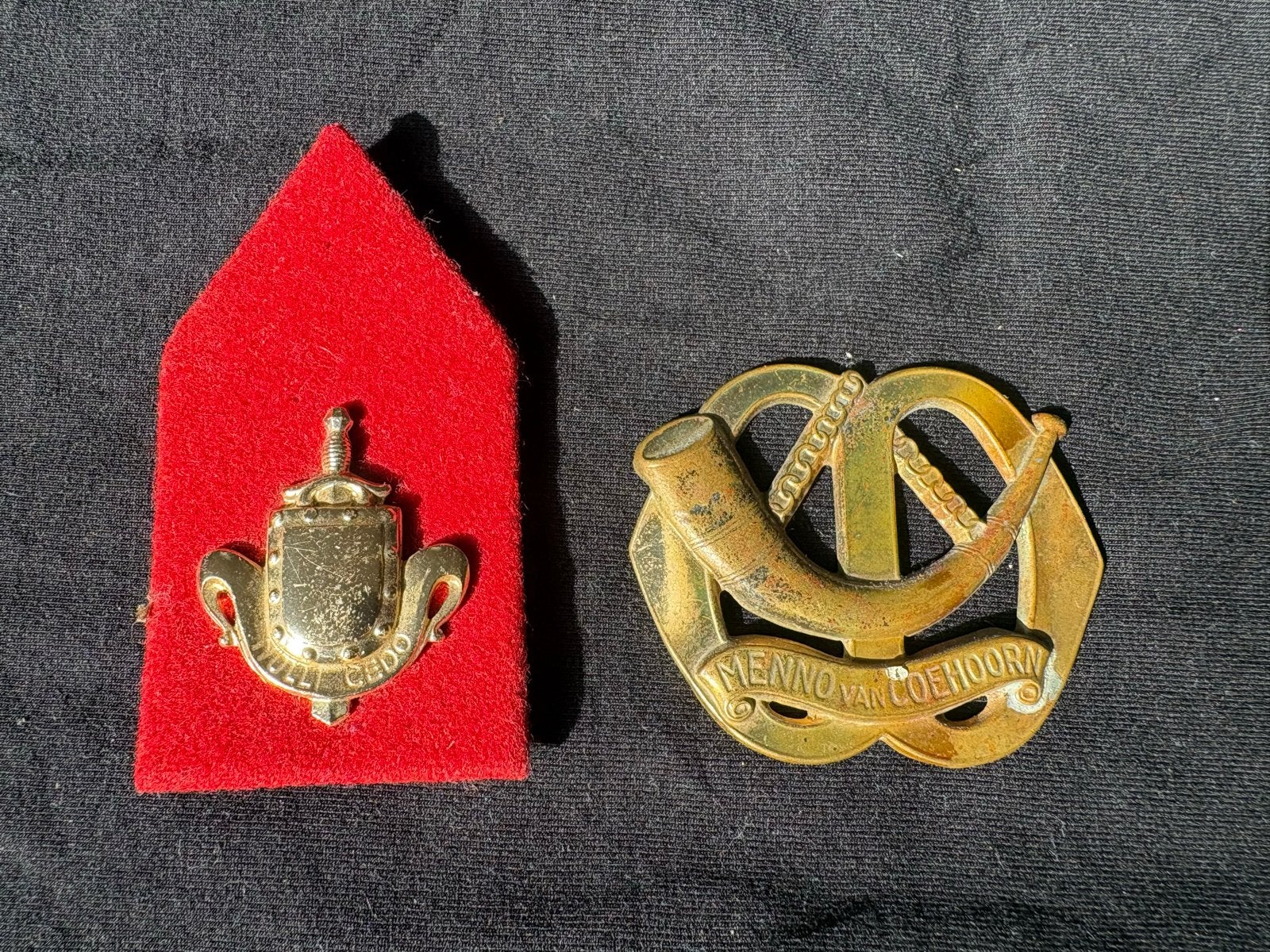 KL Infanterie Kraagembleem en Baretembleem, Ophalen of Verzenden, Landmacht, Nederland, Embleem of Badge