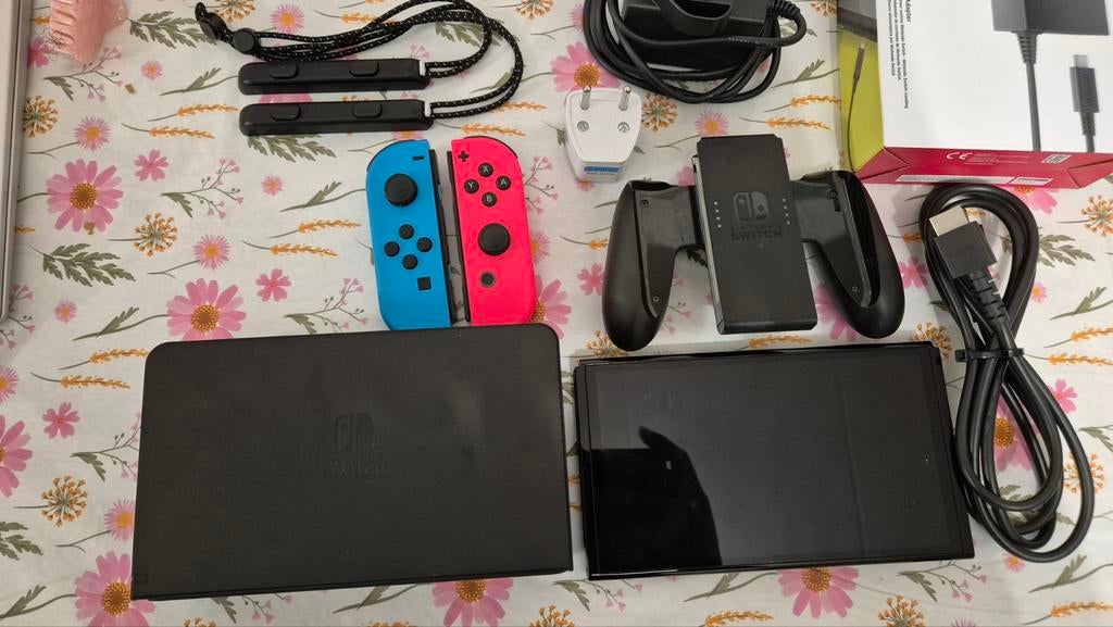 Nintendo Switch Oled inclusief bijbehorende artikelen, Ophalen, Zo goed als nieuw, Switch OLED