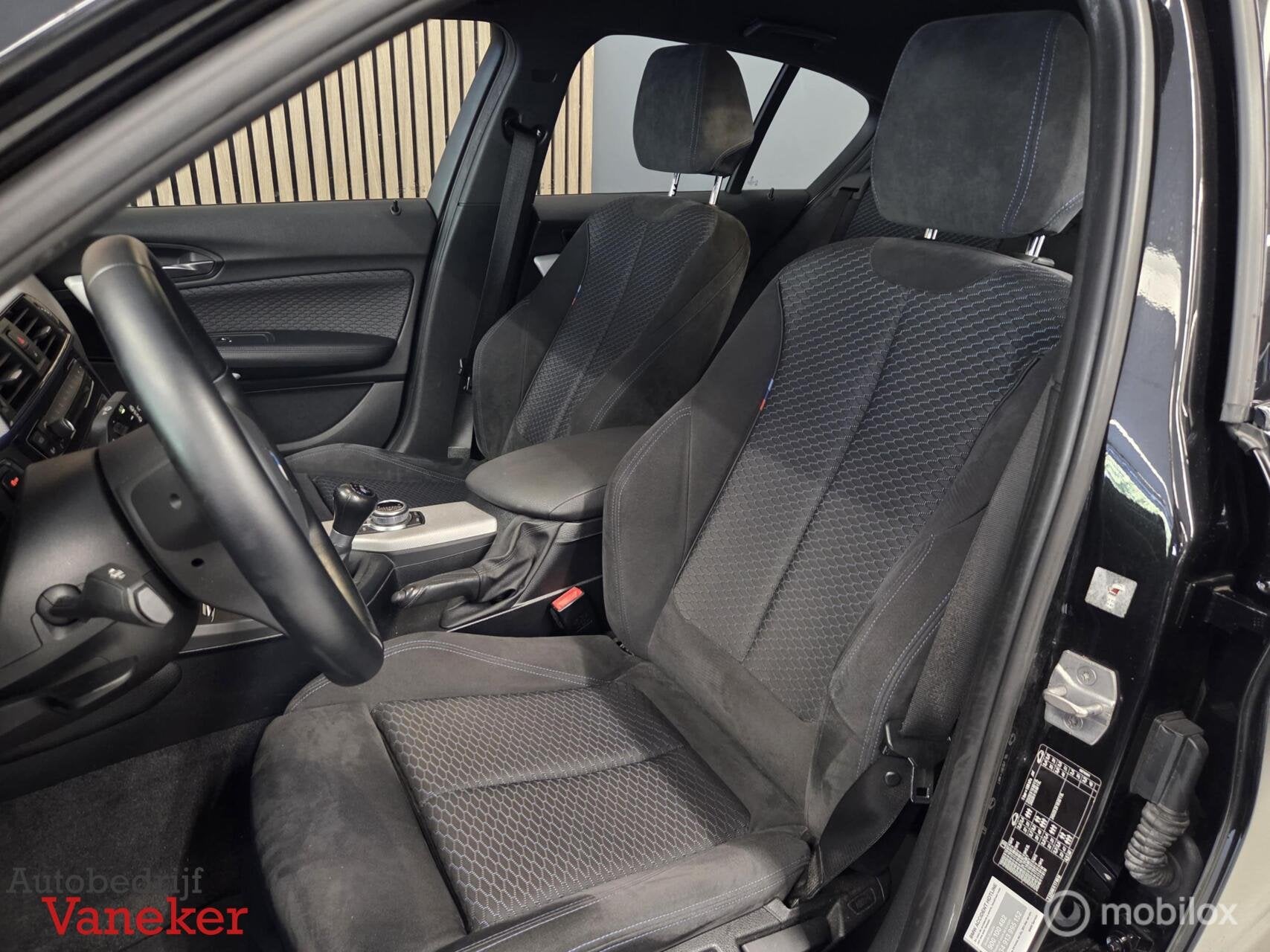 BMW 1-serie 118i M Sport | Alcantara | Stoelverwarming |, Auto's, 1-Serie, Verwarmde buitenspiegels, Alcantara, Zwart