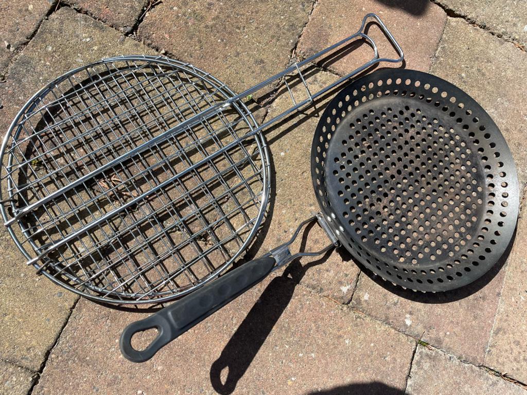 BBQ visrek en bakpan set - Ideaal voor vis en kleine etenswa, Tuin en Terras, Barbecue-accessoires, Ophalen of Verzenden, Zo goed als nieuw