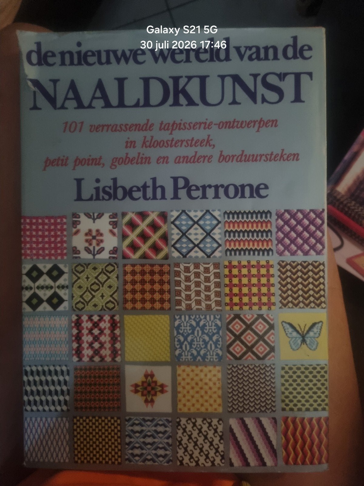 De Nieuwe Wereld van de Naaldkunst - Lisbeth Perrone, Gelezen, Lisbeth perrone, Ophalen of Verzenden, Borduren en Naaien