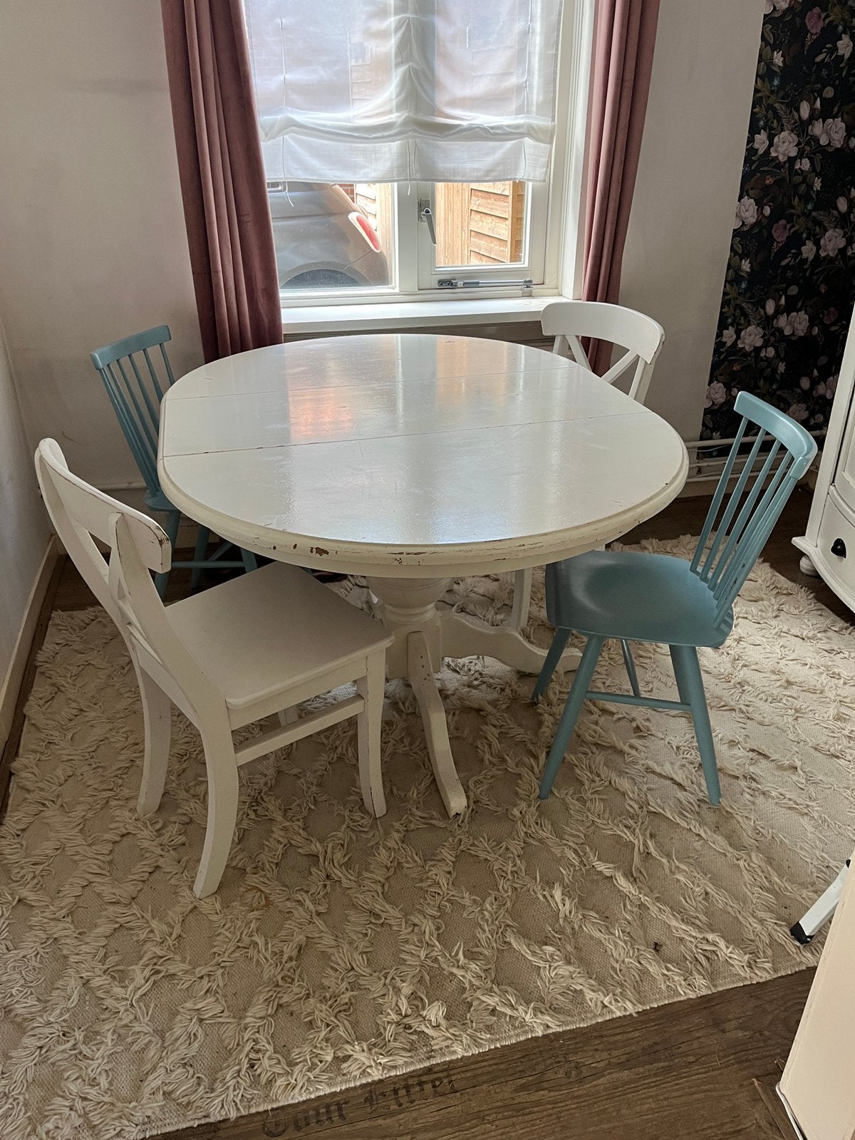 Brocante ronde/ ovale eettafel wit + 4 stoelen, Huis en Inrichting, Ophalen, Zo goed als nieuw, 4 tot 6 stoelen