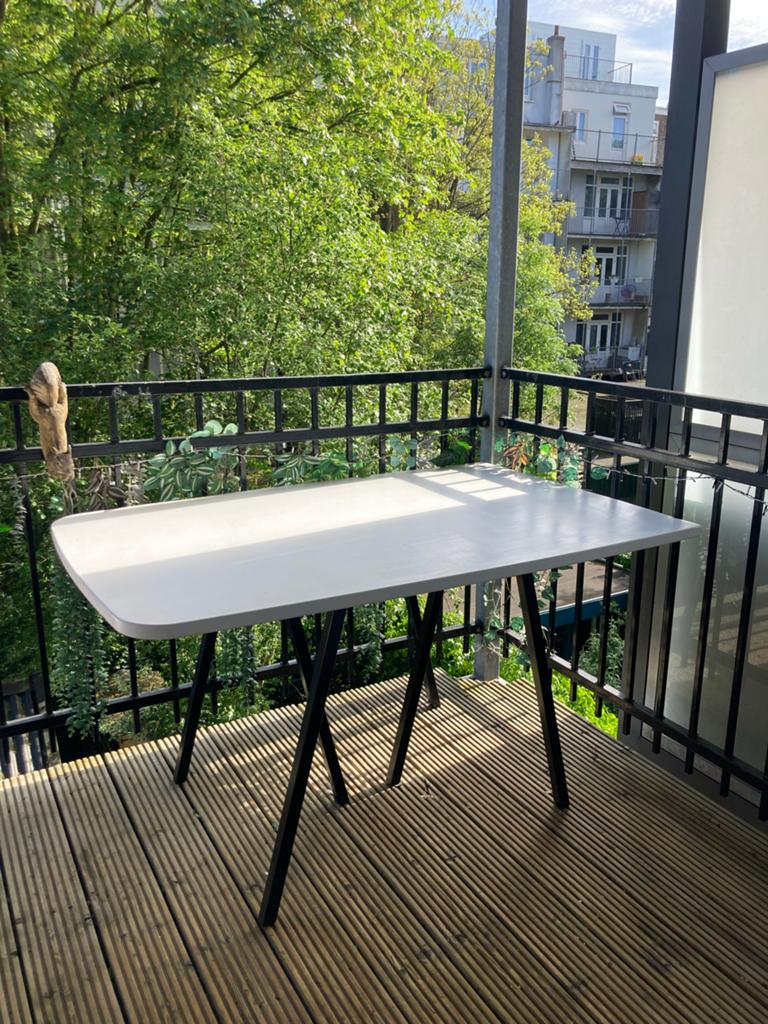 Witte tafel met zwarte poten, Huis en Inrichting, Tafels | Eettafels, 100 tot 150 cm, Zo goed als nieuw, Vijf personen of meer
