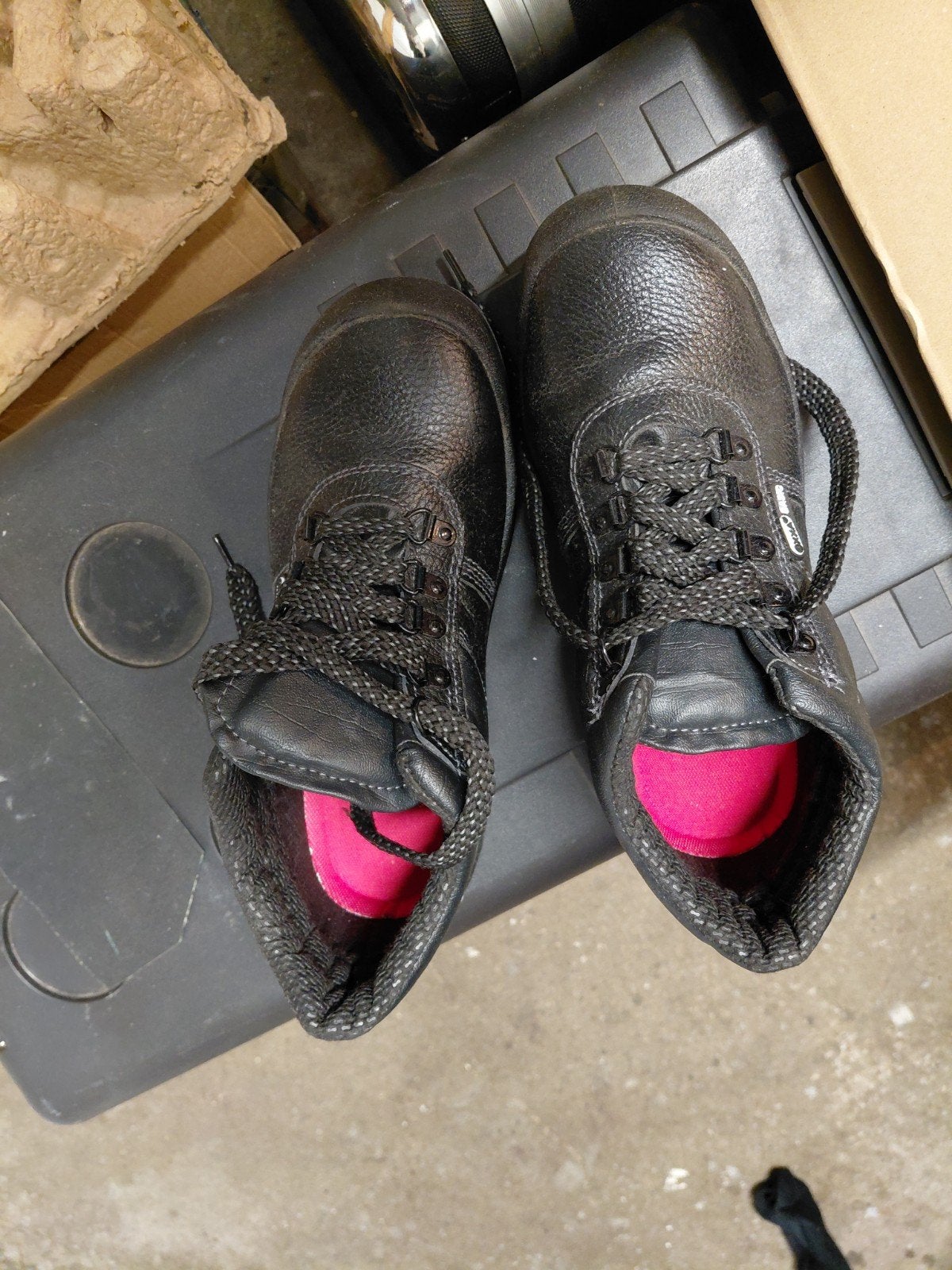 Dames werkschoenen, Ophalen