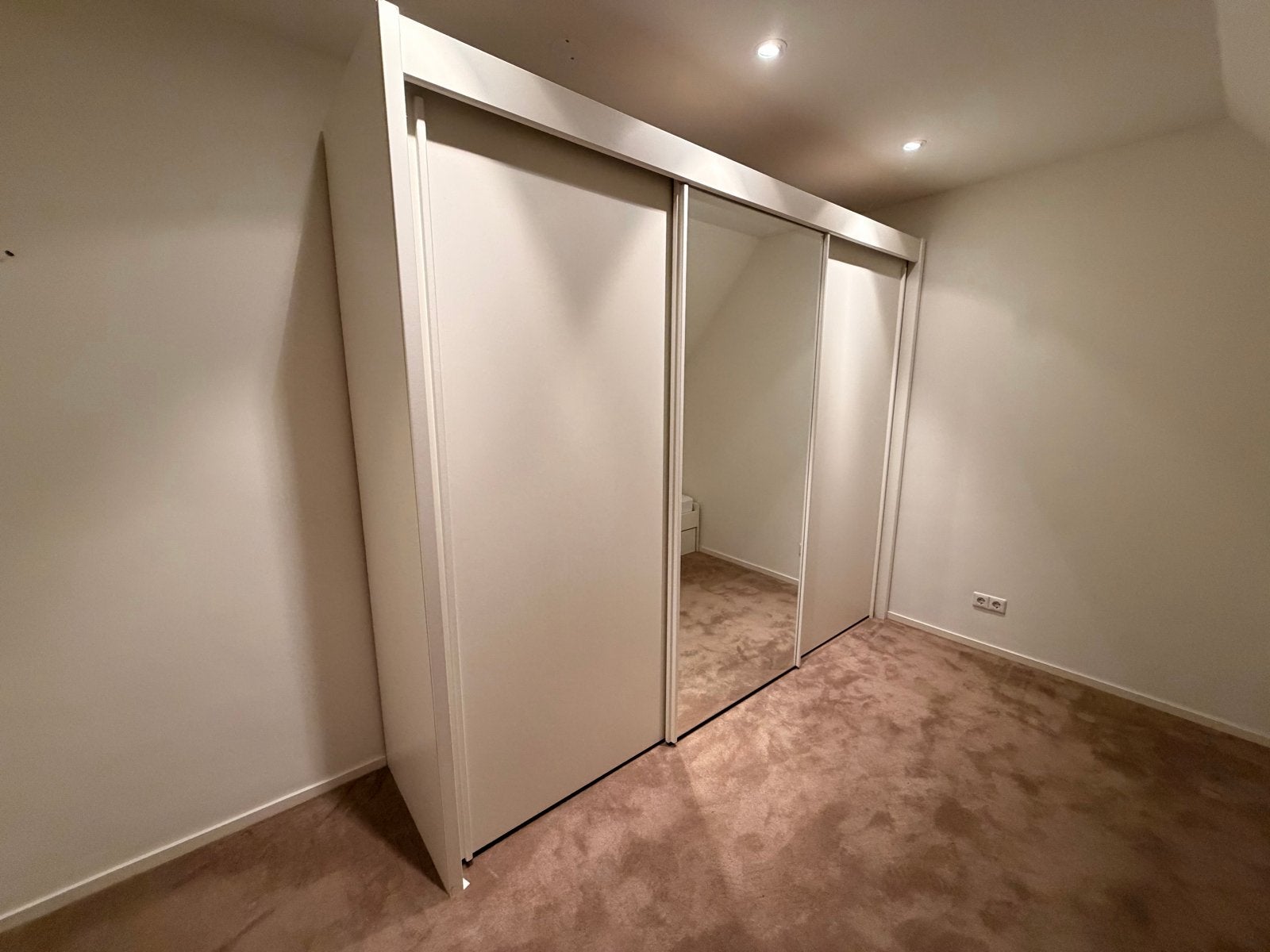 Witte kledingkast met schuifdeuren en spiegel, Ophalen, Overige materialen, Gebruikt, 200 cm of meer