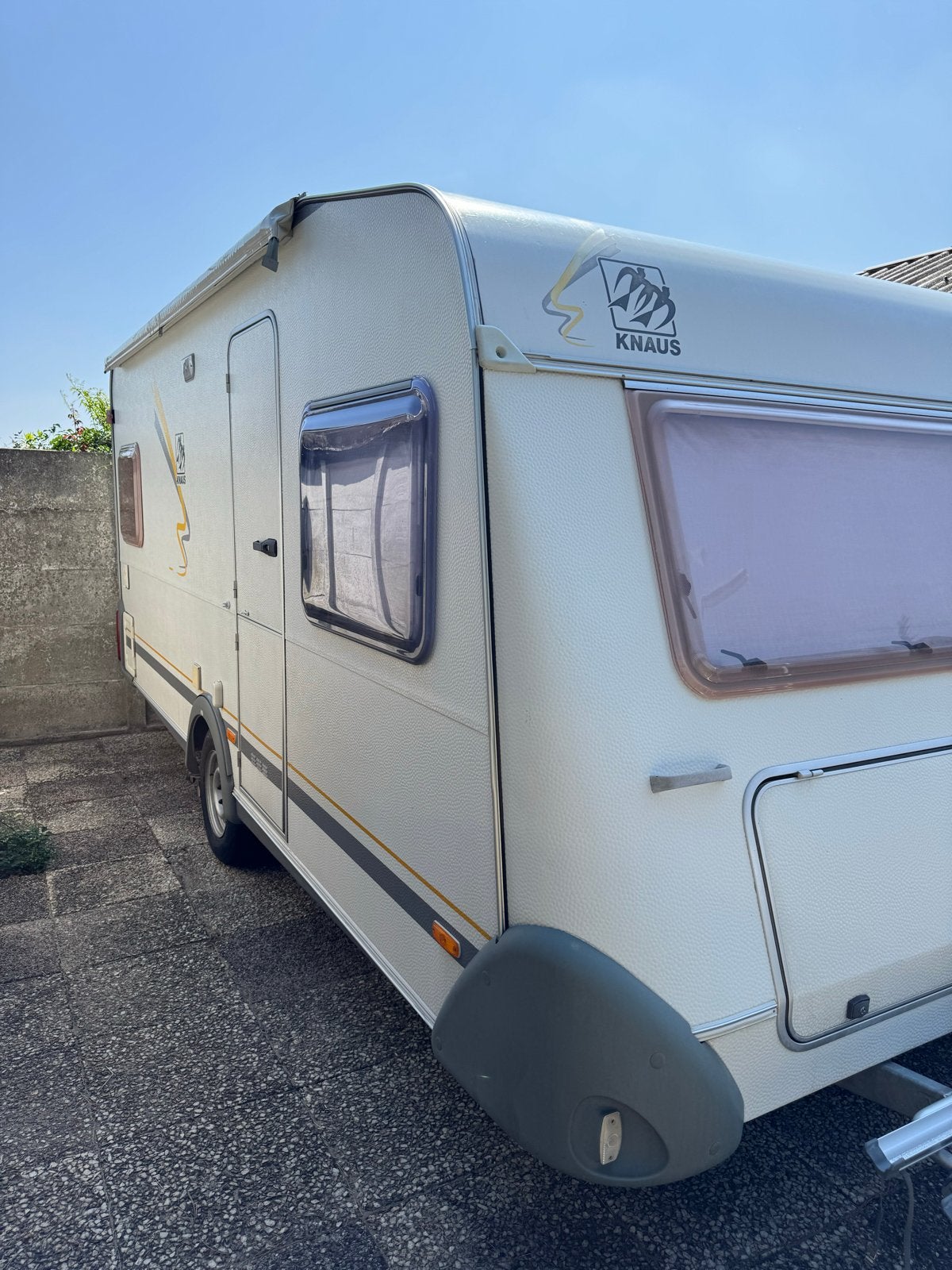 Knaus Sudwind 450: Mover, Zakluifel, Frans Bed, Zijwanden, Mover, Rondzit, Frans bed, 750 - 1000 kg