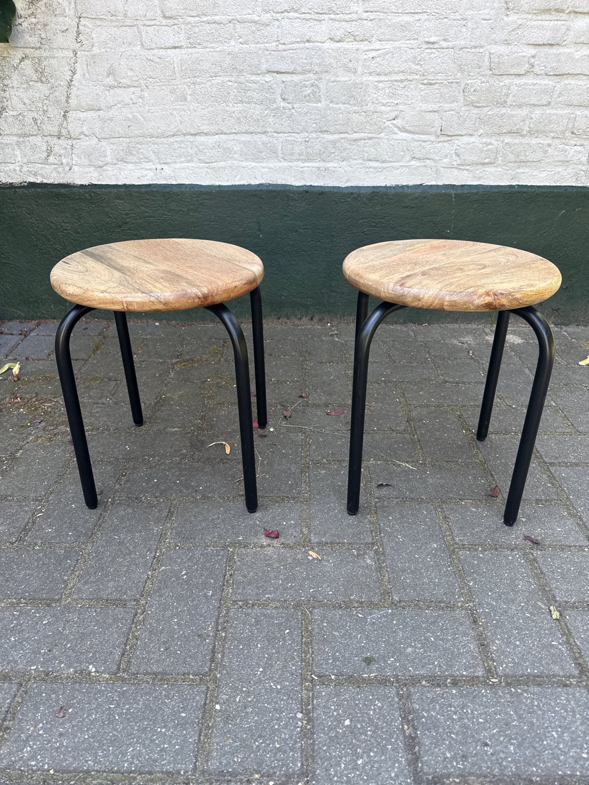 Set van 2 krukjes met houten zitting en metalen poten, Huis en Inrichting, Krukjes, Ophalen of Verzenden, Zo goed als nieuw, Hout