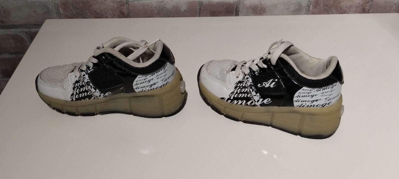 Rolschoenen met wieltjes / Heelys stijl sneakers maat 29, Kinderen en Baby's, Ophalen of Verzenden, Zo goed als nieuw