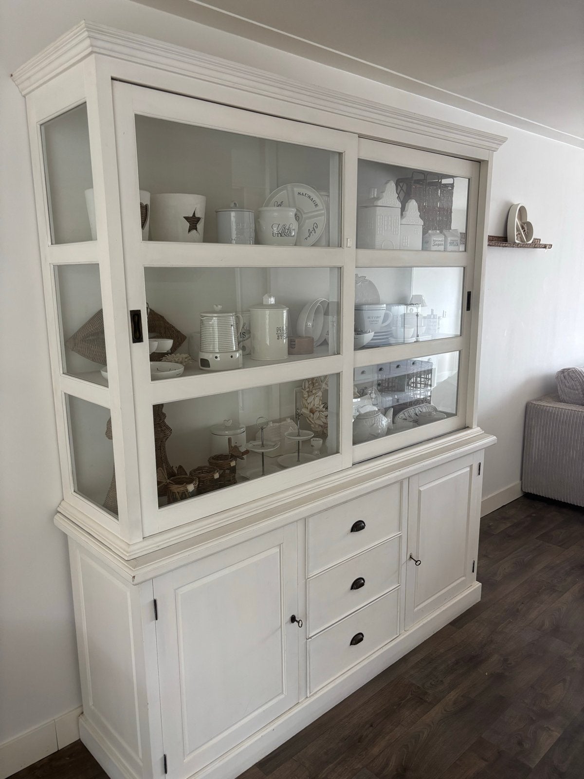 Mooie witte 2dehands vitrinekast, Ophalen, Gebruikt, 100 tot 150 cm, Met lade(s)