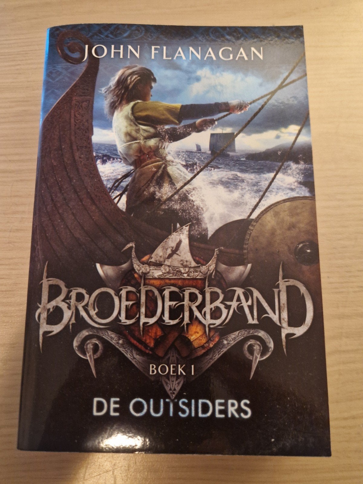 Broederband Boek 1: De Outsiders - John Flanagan, Ophalen of Verzenden, Gelezen, John Flanagan