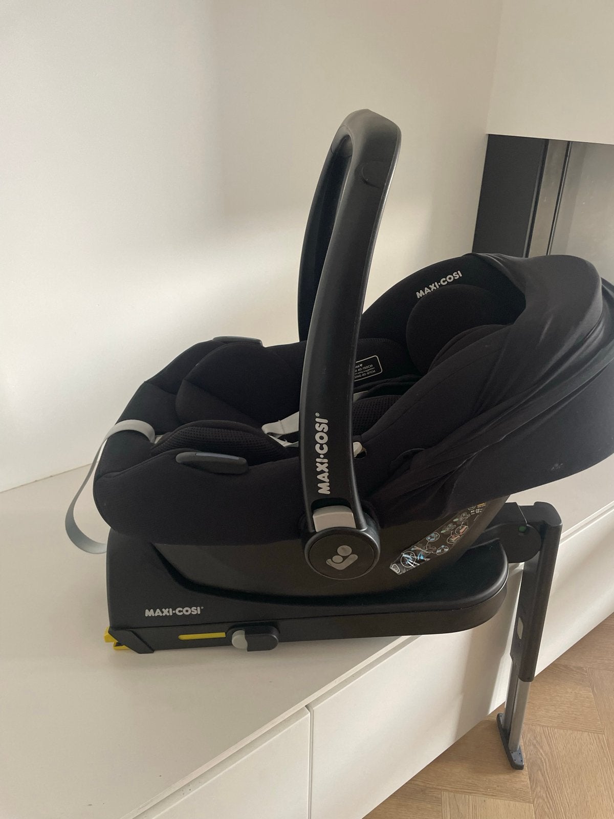 Maxi-Cosi met Isofix standaard en zonneklep, Ophalen, Gebruikt, Isofix, 0 t/m 13 kg