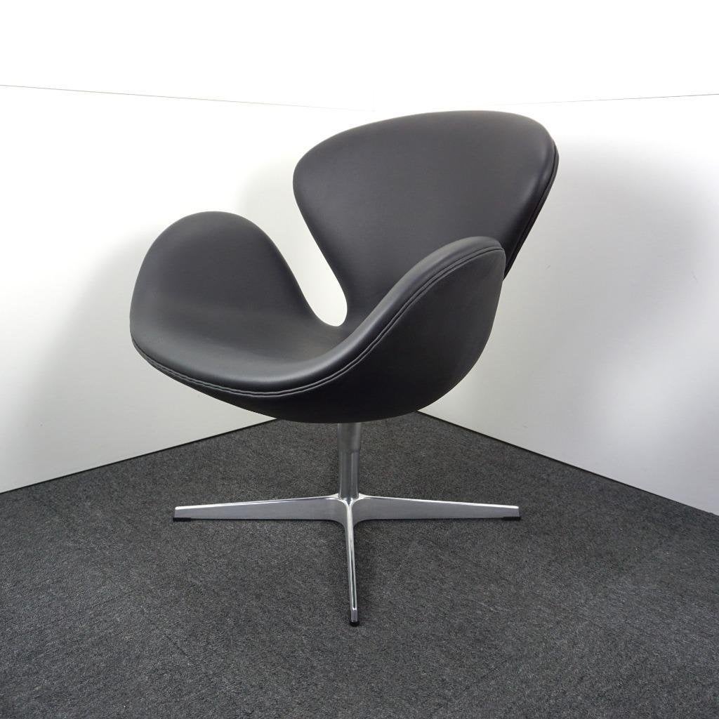Fritz Hansen Swan Chair | Zwart Leer | Nieuw gestoffeerd, Huis en Inrichting, Gebruikt, -, -, 75 tot 100 cm