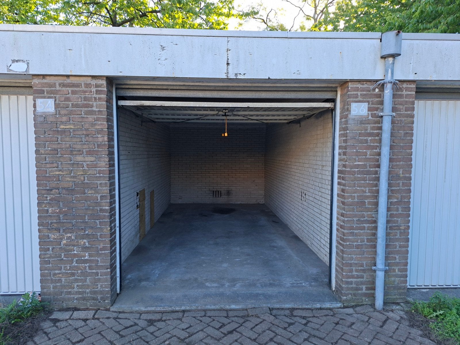 TE HUUR GARAGEBOX ROTTERDAM.