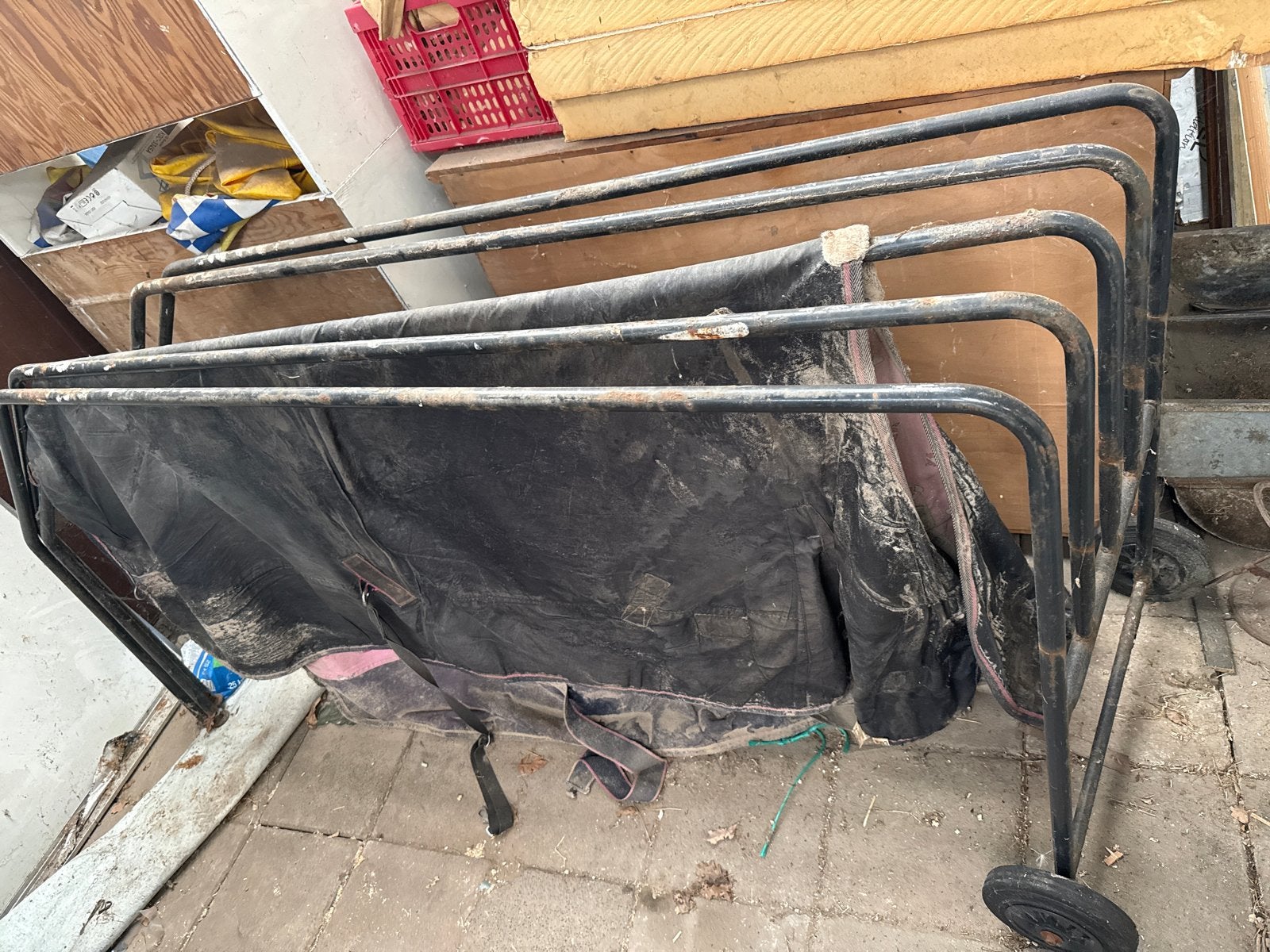 Dekenrek voor paardendekens, Ophalen, Gebruikt