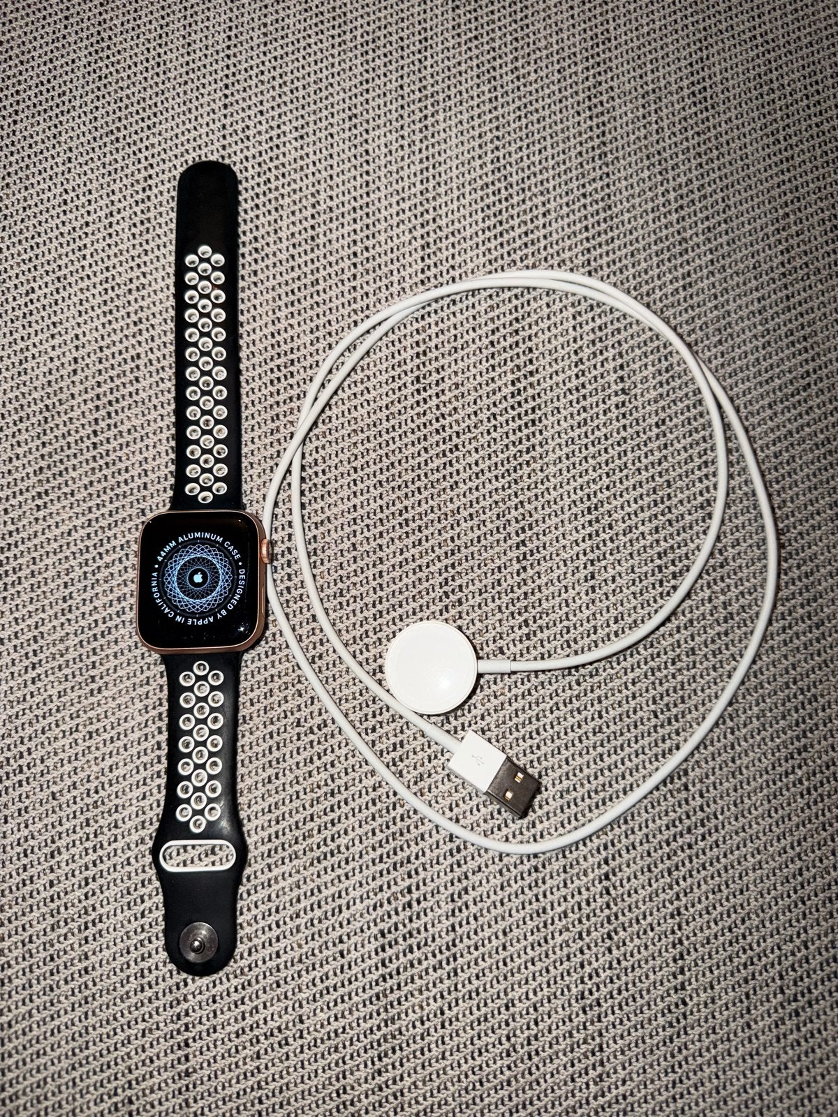 Apple Watch Series 4, 44mm Roségoud met Zwart Sportbandje, Ophalen, Hartslag, Zwart, IOS