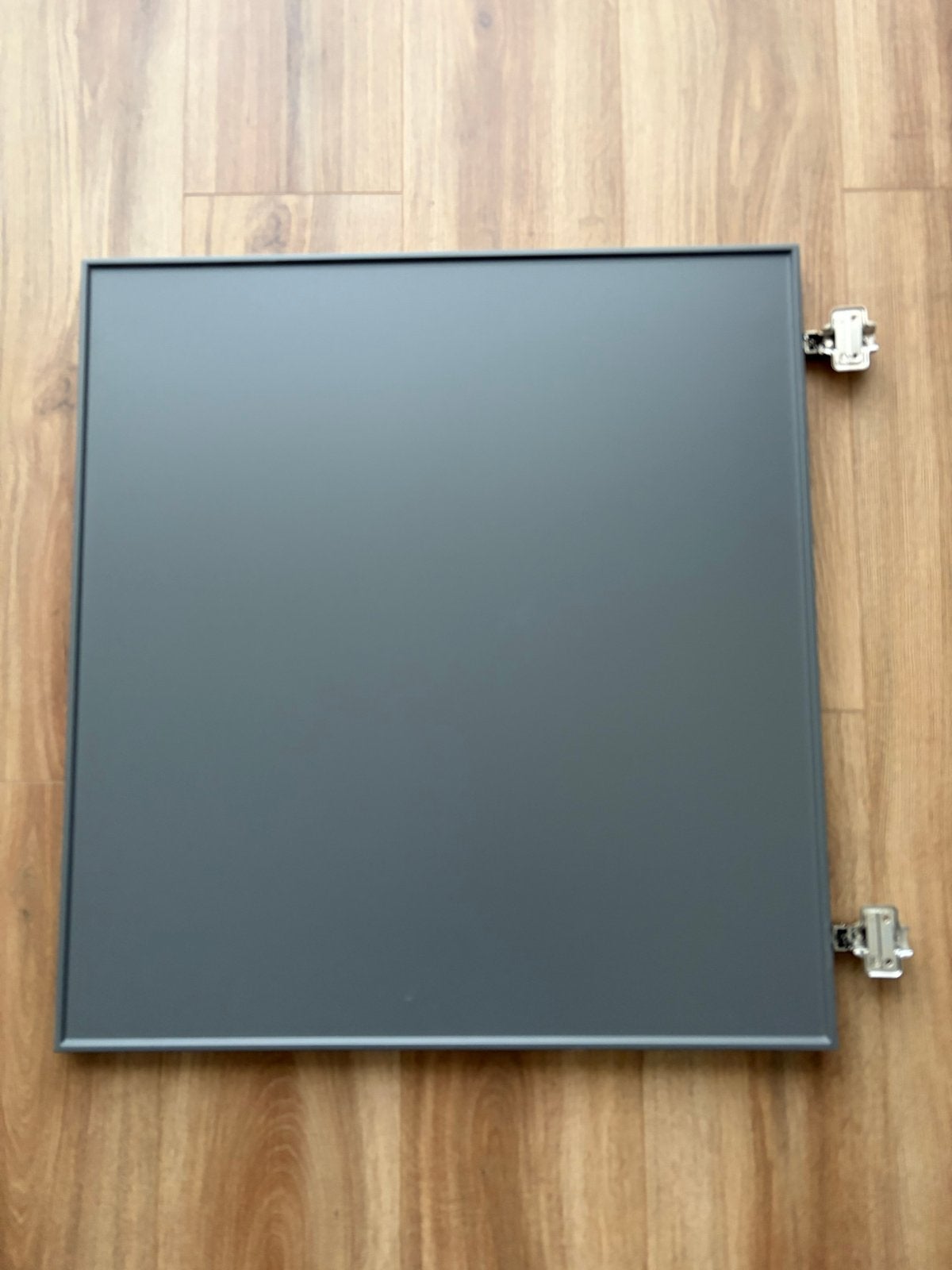 Foto 3 van 2x Ikea Besta dressoir met grijze deurtjes - 120x65x40 cm