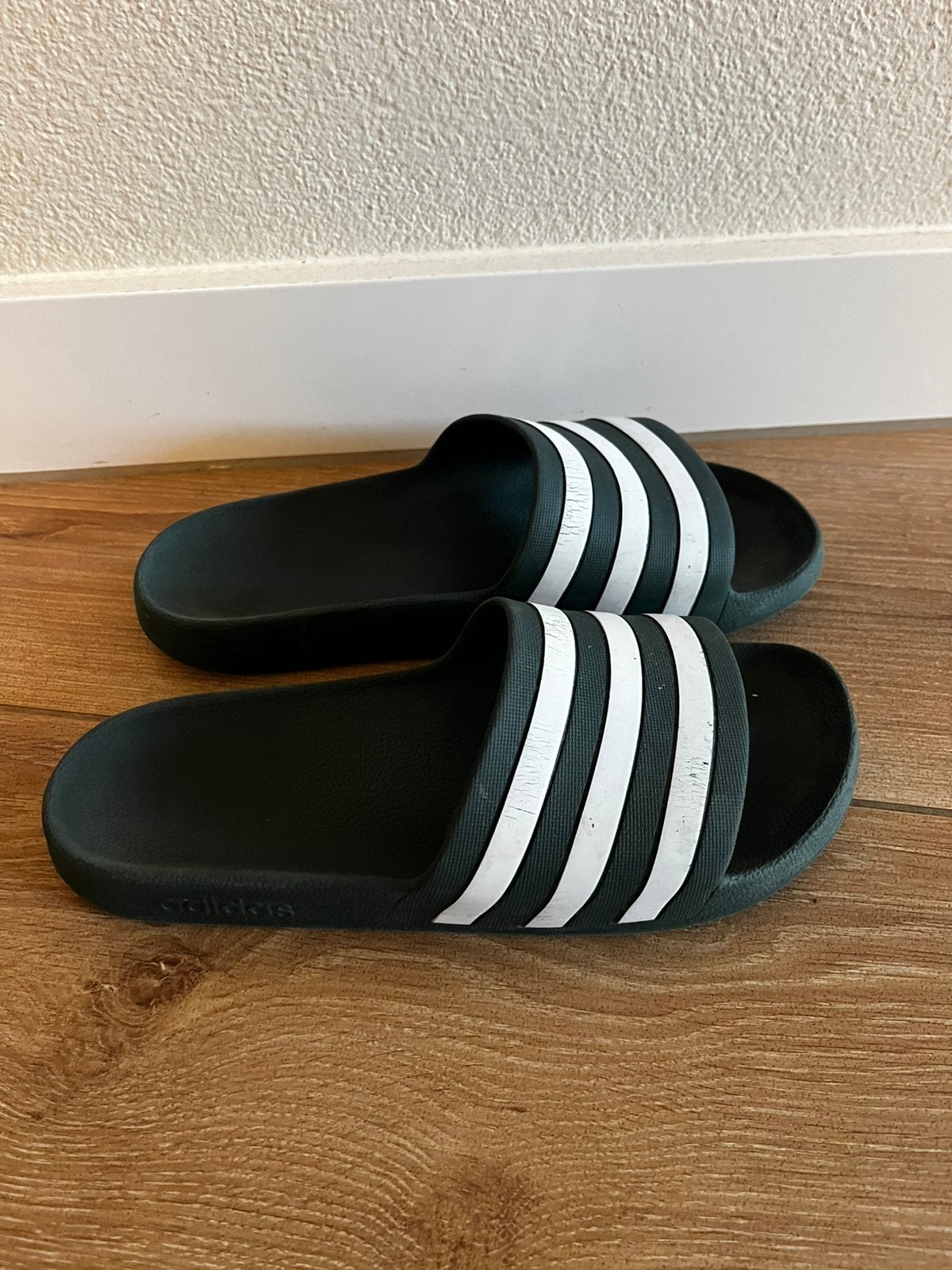 Badslippers adidas mt 43/44, Overige kleuren, Zo goed als nieuw, Ophalen, Slippers
