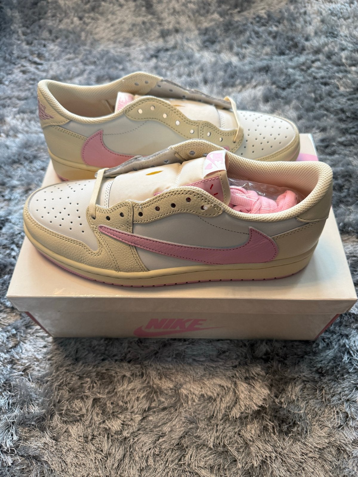 Nike Air Jordan 1 Low Travis Scott Shy Pink 42,5, Kleding | Heren, Schoenen, Ophalen of Verzenden, Nieuw, Overige kleuren, Sneakers of Gympen