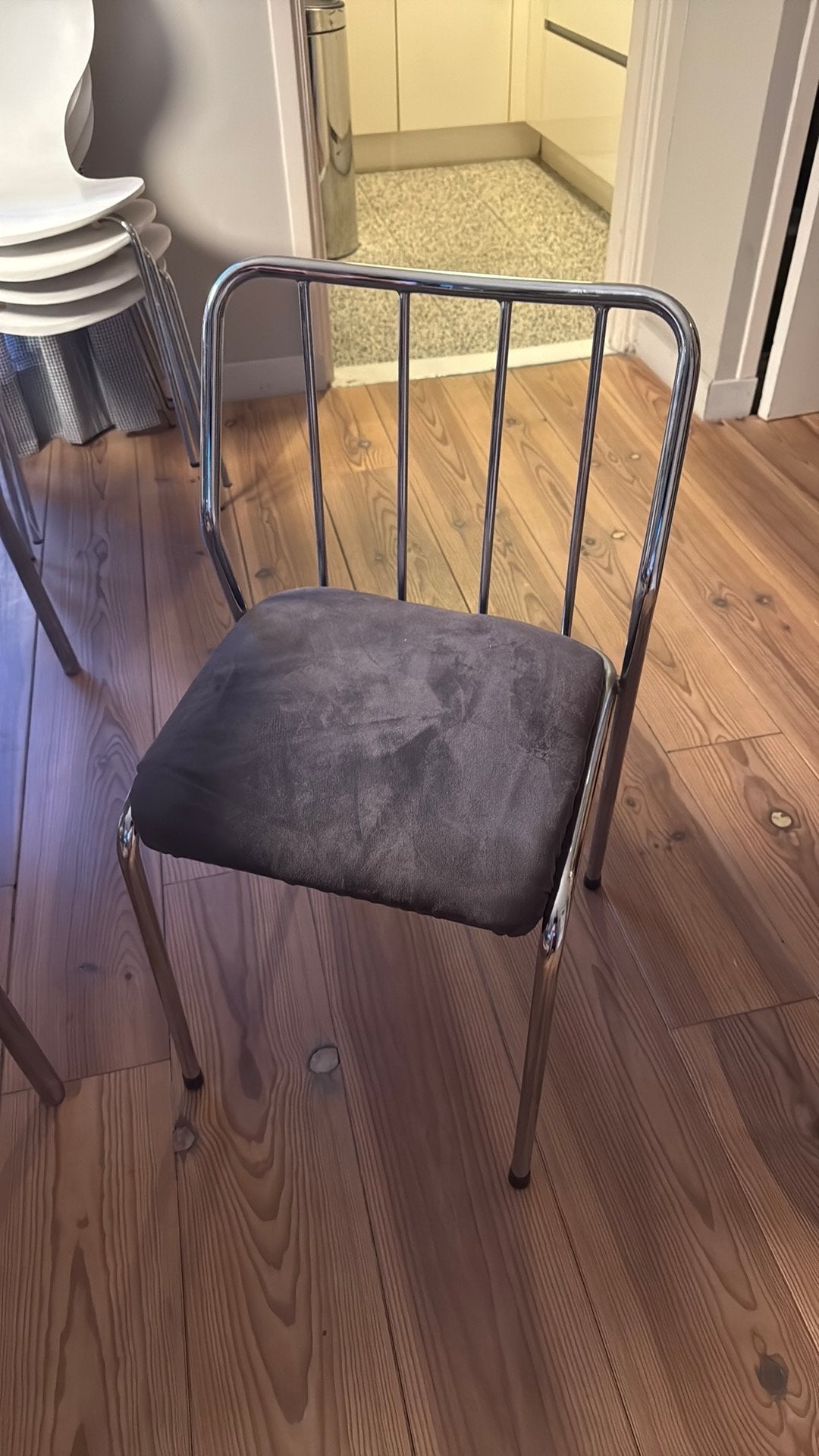 Metalen stoel met grijze suede zitting, Huis en Inrichting, Stoelen, Ophalen, Zo goed als nieuw, Grijs, Eén