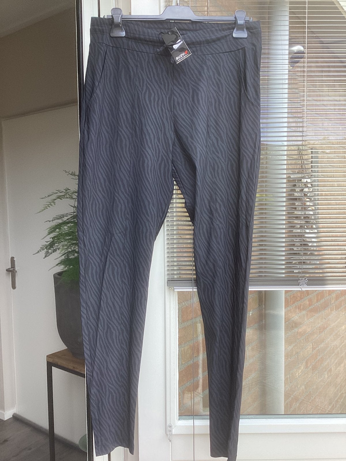 Suzy Q Travelstof broek zwart grijs, Zwart, Maat 42/44 (L), Nieuw, Ophalen of Verzenden