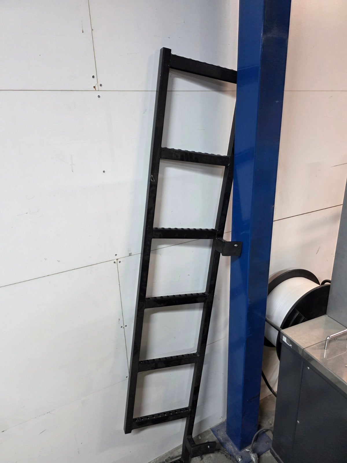 Stevige Zwarte Metalen deur ladder, Doe-het-zelf en Verbouw, Ladders en Trappen, Ophalen of Verzenden, Gebruikt, Ladder, 2 tot 4 meter
