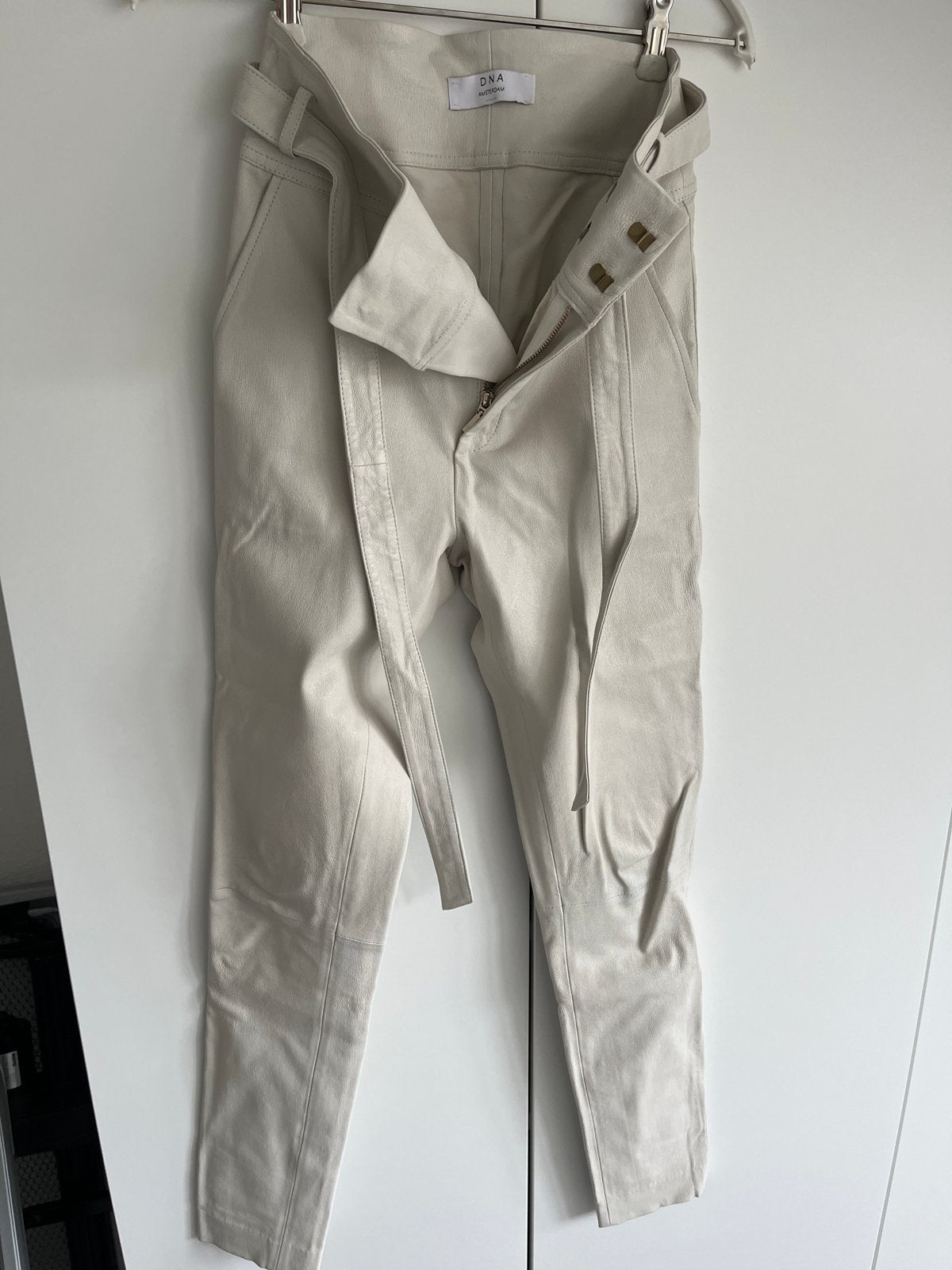DNA Amsterdam Leren Broek - Zo goed als nieuw, Kleding | Dames, Beige, Ophalen of Verzenden, Zo goed als nieuw, Maat 34 (XS) of kleiner