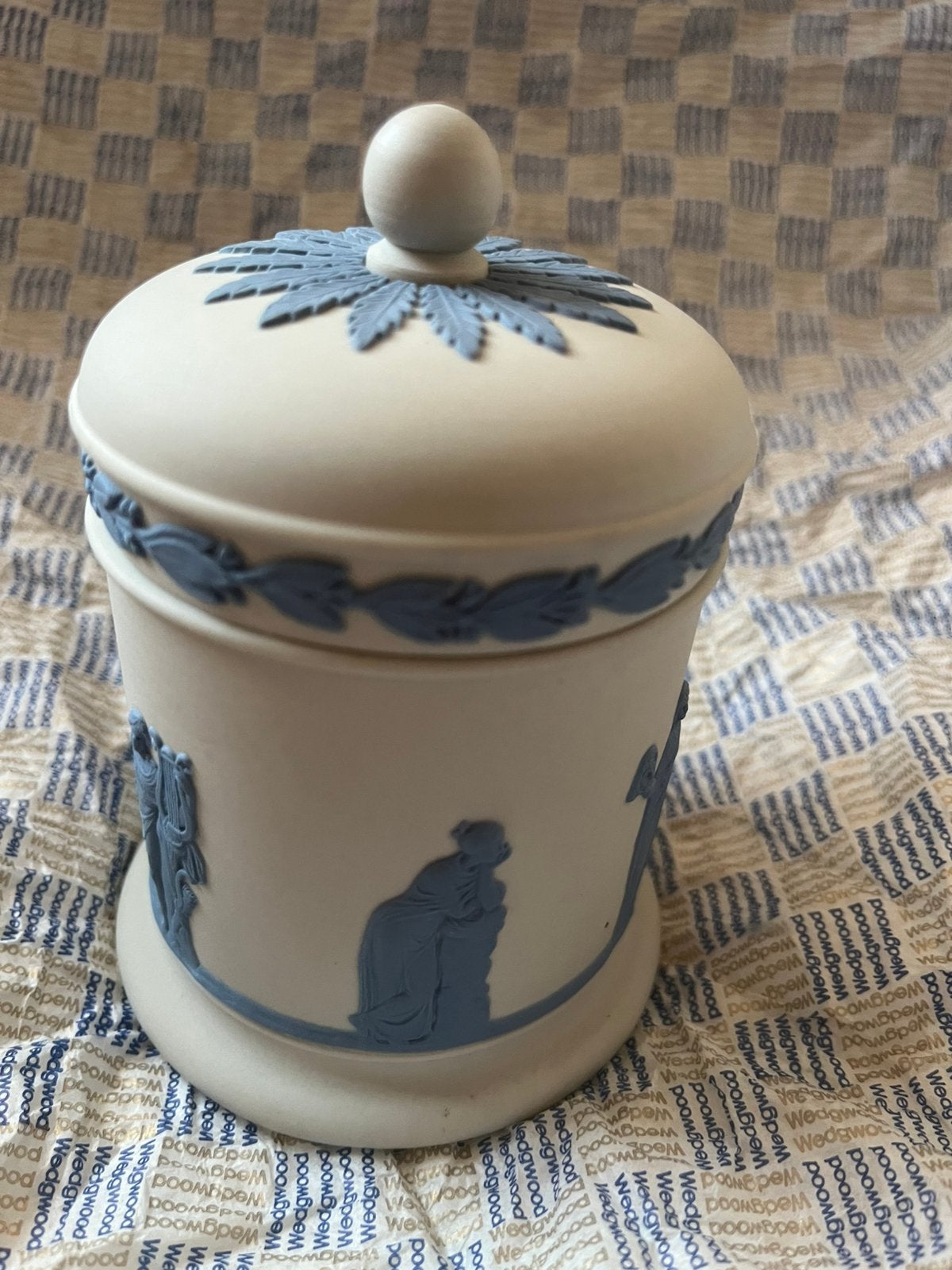 NEW Wedgwood JASPERWARE 3487 potje+deksel pale blue on white, Antiek en Kunst, Ophalen of Verzenden