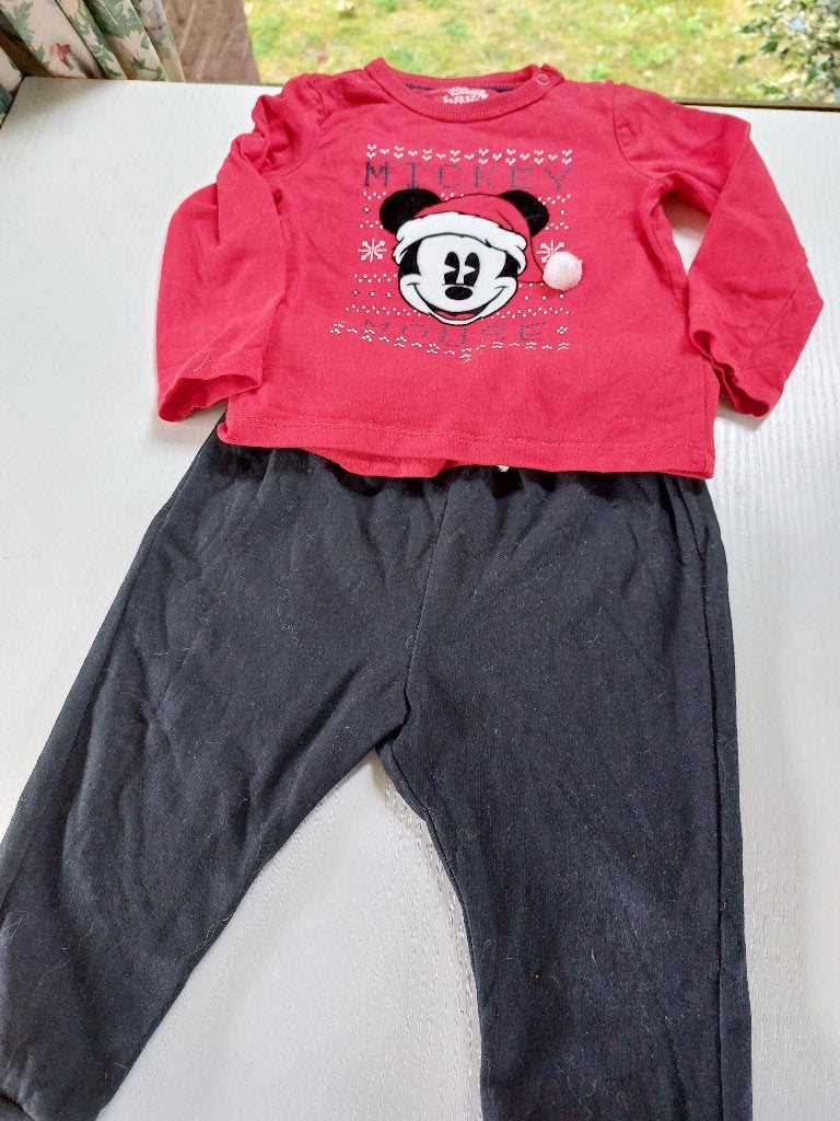 kersttrui Mickey rood, lange mouw  met zwart broekje mt. 80, Jongetje of Meisje, Disney Baby, Ophalen of Verzenden, Zo goed als nieuw