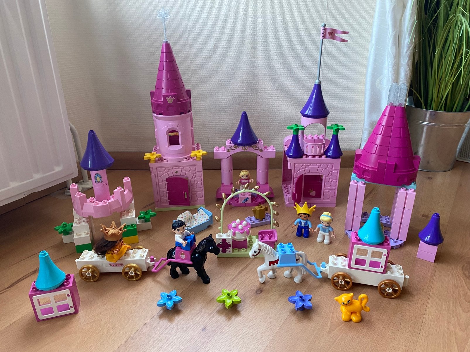 Duplo, groot roze kasteel: paarden prins prinses kar toren, Ophalen of Verzenden, Gebruikt, Duplo