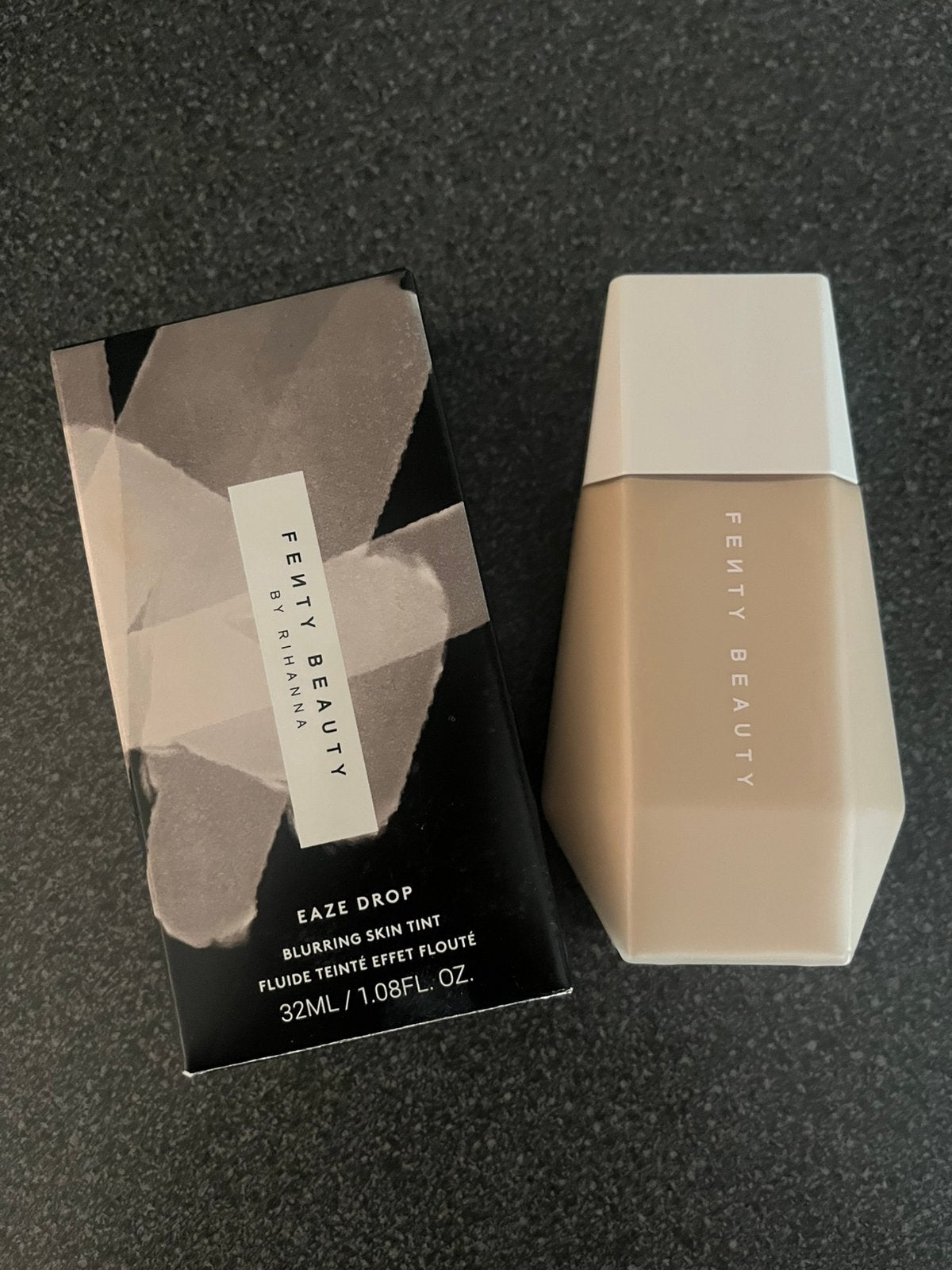 Fenty Eaze Drop Skin Tint., Ophalen of Verzenden, Zo goed als nieuw, Gehele gezicht