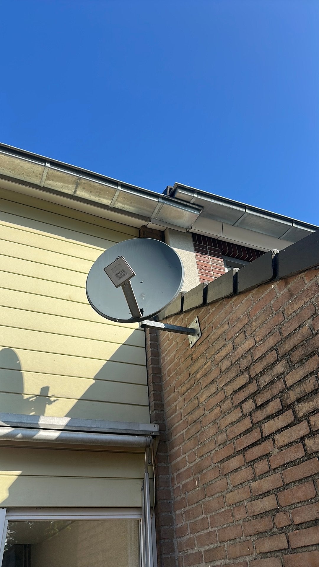 Schotel antenne met muurbeugel, Ophalen, Zo goed als nieuw, Overige merken