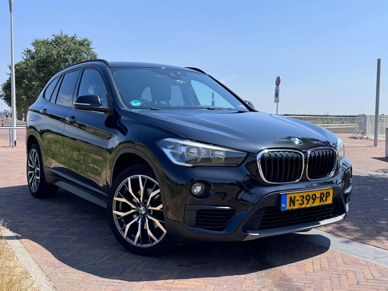 BMW X1 Sdrive18i 140pk Aut 2017 Zwart, Zwart, Zwart, Leder, 75 €/maand
