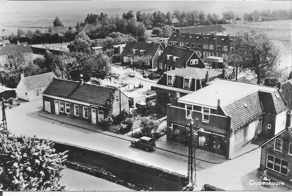 Oudenhoorn - Dorpsgezicht met huizen en auto's, Ophalen of Verzenden, 1920 tot 1940, Gelopen, Zuid-Holland