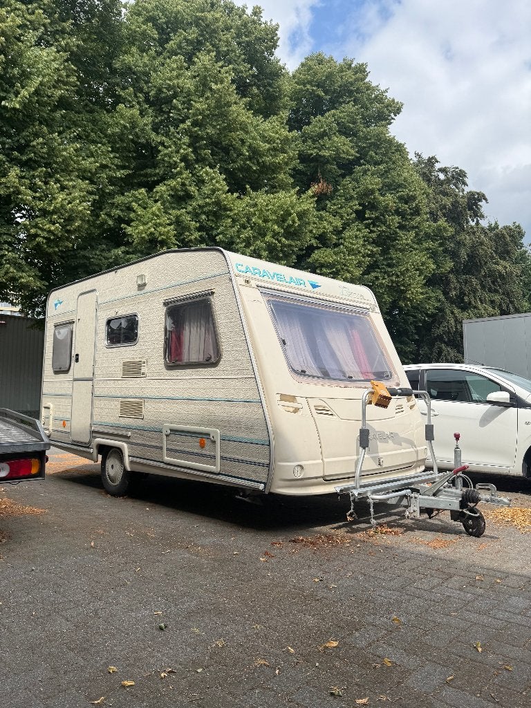 Caravelair B4001 1994 Caravan met Fietsenrek, Openslaande ramen, Standaardzit, Bedrijf, 750 - 1000 kg
