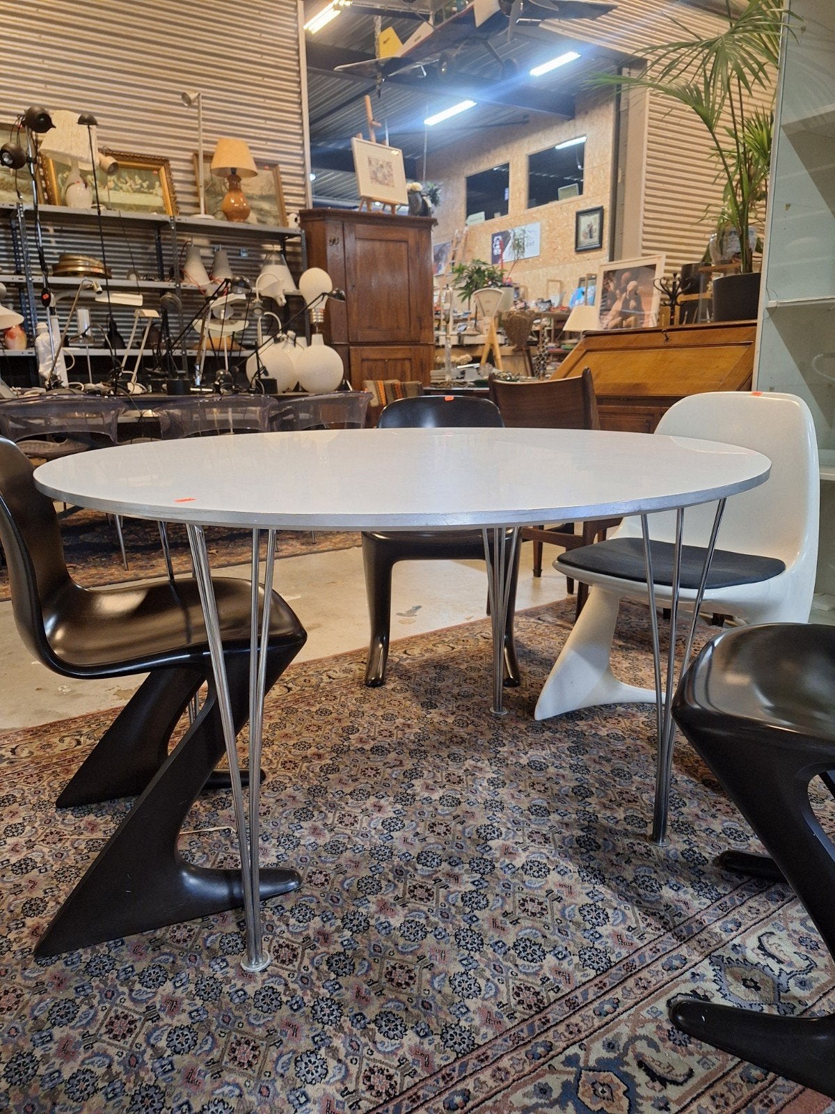 Frits Hansen tafel - Rond, wit met chromen poten, Huis en Inrichting, Gebruikt, Info@fritzhansen.com, Fritz Hansen, Ophalen of Verzenden