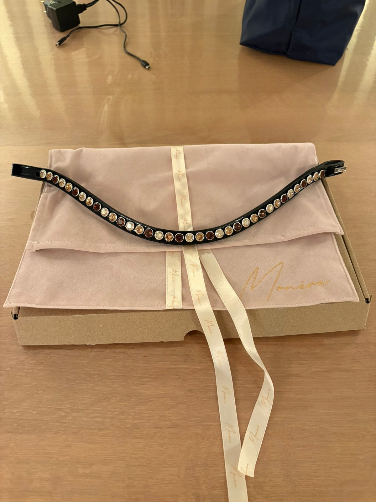 Monère frontriem 40cm met lak nooit gebruikt classic xl, Met strass/glitters, Overige disciplines, Verzenden, Nieuw