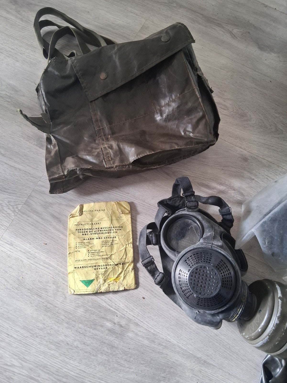 Vintage gasmasker met tas, filter en handschoenen, Verzamelen, Militaria | Algemeen, Ophalen of Verzenden, Overige soorten, Overige gebieden