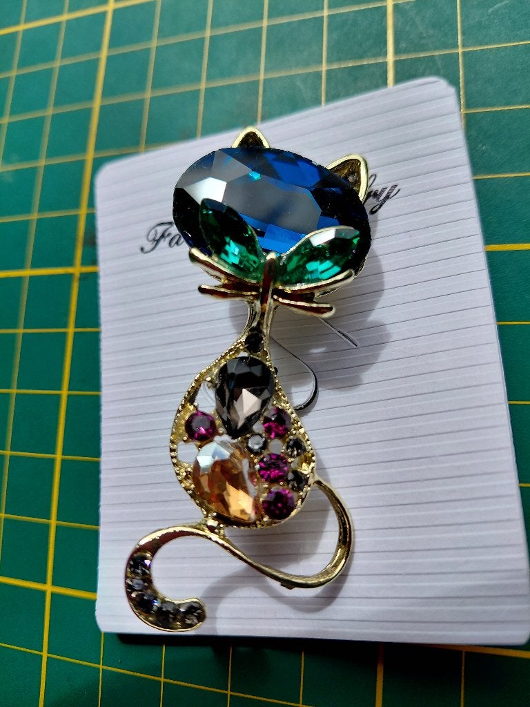 Super mooie gekleurde broche kat met strass zie alle foto's., Overige materialen, 4 tot 7 cm, Overige kleuren, Verzenden