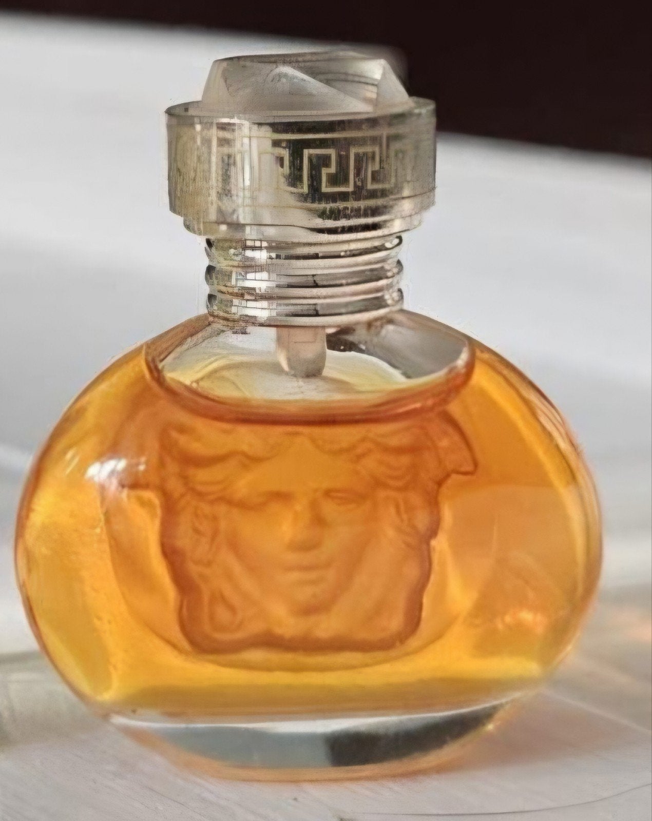 Vintage Versace Parfum Miniatuur – Met Medusa Logo, Ophalen, Zo goed als nieuw, Miniatuur, Gevuld
