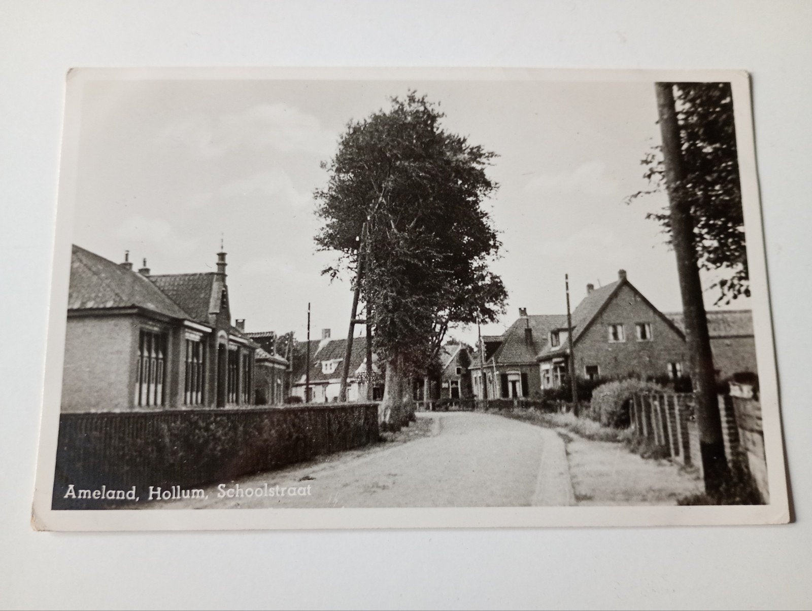 Ameland Hollum Schoolstraat met School, Ophalen of Verzenden, 1940 tot 1960, Ongelopen, Waddeneilanden