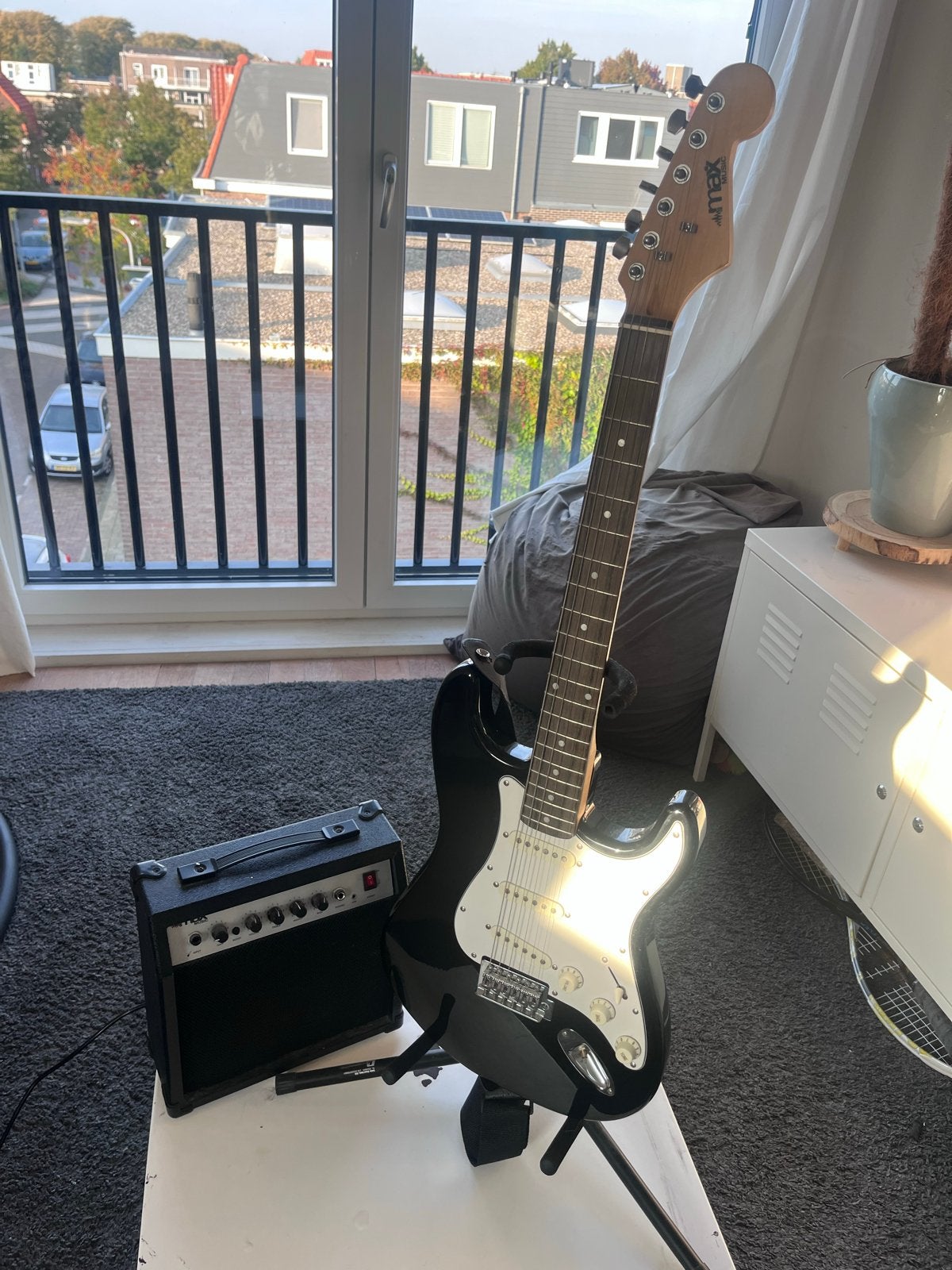 Foto 2 van Max Music elektrische gitaar met versterker